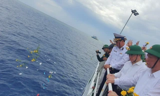 Thả hạc giấy tưởng niệm cán bộ, chiến sĩ hi sinh ở vùng biển Gạc Ma