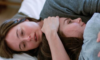 Người chị Nora (Renate Reinsve) (trái) và em gái Agnes (Inga Ibsdotter Lilleaas)