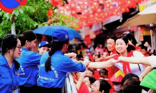 Thanh niên tình nguyện tham gia hỗ trợ người dân trong sự kiện kỷ niệm 80 năm Cách mạng tháng Tám thành công (19/8/1945) và Quốc khánh nước CHXHCN Việt Nam (2/9/1945 - 2/9/2025)