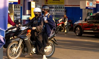 Sinh viên đi chung xe để tiết kiệm tiền xăng xe Ảnh: Hữu Tín