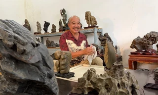 Ông Phan Khôi lau chùi, nâng niu bộ sưu tập đáẢnh: Nguyễn Thành