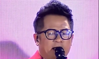 Bằng Kiều trình diễn trên sân khấu lung linh, có múa “yểm trợ” nhưng vẫn bị khán giả “soi” giọng hát. Ảnh nhỏ: Nam ca sĩ chật vật hát ca khúc “tủ” ở Ninh Bình (ảnh chụp lại từ clip)