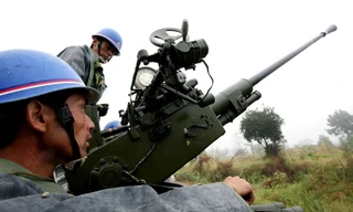 Nhân viên Cục Khí tượng Trung Quốc chuẩn bị bắn đạn pháo để tạo mưa nhân tạo ở Vĩnh Xuyên