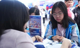 Thí sinh tìm hiểu thông tin tuyển sinh 2026 Ảnh: DUY PHẠM 