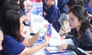 Thí sinh tìm hiểu thông tin tuyển sinh năm 2026