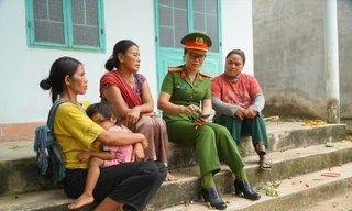 Thiếu tá Y Yến luôn sâu sát cơ sở, để lắng nghe tâm tư, nguyện vọng của người dân. Ảnh: Nguyễn Ngọc