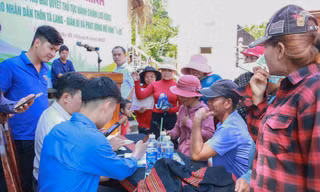 Lực lượng tình nguyện viên hỗ trợ bà con 2 thôn Tà Lang, Giàn Bí thực hiện thủ tục hành chính trực tuyến tại nhà Gươl