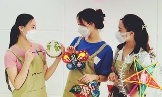 Giới trẻ hào hứng tham gia các khóa học làm đèn lồng Trung thu thủ công