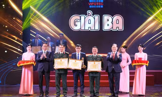 Anh Nguyễn Bá Mạnh (thứ 3, từ phải sang) nhận giải thưởng VIFOTEC 2024