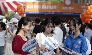 Thí sinh tìm hiểu lựa chọn nguyện vọng đăng kí xét tuyển ÐH năm 2025. Ảnh: NHƯ Ý