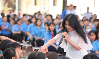 Ca sĩ Hà Myo tham gia trải nghiệm cùng học sinh trong Diễn đàn "Ðiều em muốn nói" năm 2025 tại Nghệ An do báo Tiền Phong tổ chức. Ảnh: Trọng Tài