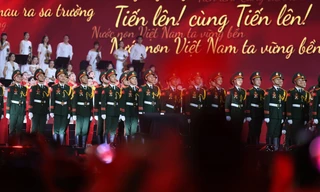 Cảnh hàng vạn người cùng hát Quốc ca đã trở thành khoảnh khắc được chia sẻ rộng rãi trên các nền tảng số. Ảnh: Dương Triều