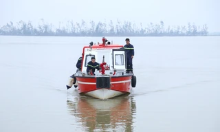 Đội Cảnh sát PCCC&CNCH, Công an tỉnh Nghệ An tìm kiếm người nhảy cầu Bến Thủy