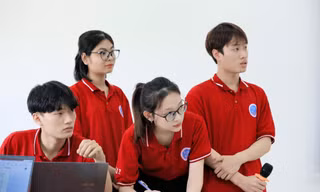 Nữ sinh Nguyễn Thị Hằng (thứ 2, từ phải sang) cùng các thành viên nhóm bảo vệ đề tài nghiên cứu khoa học