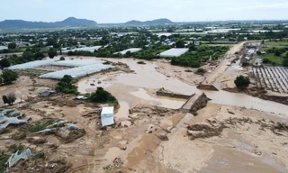 Hoang tàn sau vụ hồ chứa nước bị vỡ