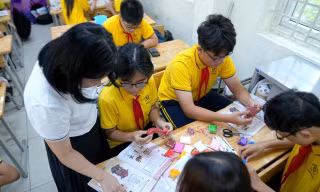 SGK truyền thống đang sử dụng tại 100% các trường học công lập ở Việt Nam. Ảnh: TRỌNG QUÂN