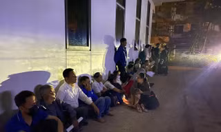 Phụ huynh xếp hàng xuyên đêm nộp hồ sơ tuyển sinh lớp 10 tại Trường THPT Phan Bội Châu. Ảnh: Ngọc Bích