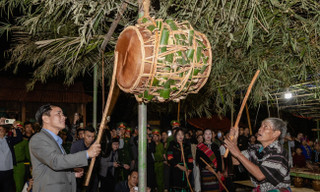 Bí thư Tỉnh ủy Quảng Trị Nguyễn Văn Phương và già làng Ma Công khai trống