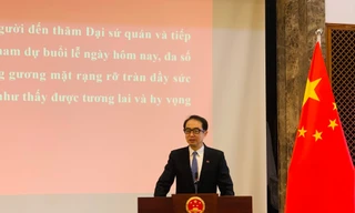 Đại sứ Trung Quốc Hà Vĩ đeo kính AI phát biểu tại Lễ trao học bổng ngày 4/12/2025 ở Hà Nội. Ảnh: Thái An