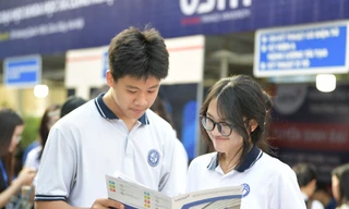 Thí sinh tìm hiểu thông tin tuyển sinh. Ảnh: DƯƠNG TRIỀU