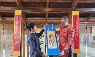 Đại sứ Pháp tại Việt Nam Olivier Brochet tìm hiểu về thư pháp trong chuyến trải nghiệm tại Văn Miếu - Quốc Tử Giám, Hà Nội ngày 23/1Ảnh: Công Hướng