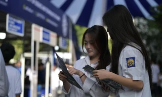 Thí sinh tìm hiểu thông tin tuyển sinh tại Ngày hội tuyển sinh ngành khoa học công nghệ do báo Tiền Phong tổ chức năm 2025