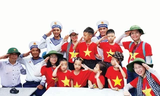 Chăm sóc rau trên đảo Cô Lin. Ảnh: Nguyễn Tuấn