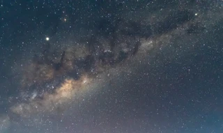 Lắp đặt pin mặt trời ngoài vũ trụ?