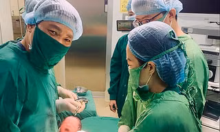 Chào đời từ phôi thai trữ trong bình đông lạnh 11 năm