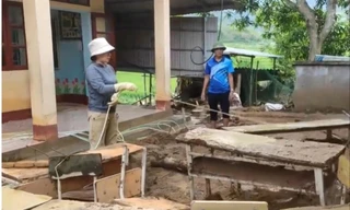 Thầy cô giáo ở xã Tam Thanh, Thanh Hóa đang khắc phục hậu quả do bão lũ gây ra. Ảnh: TL