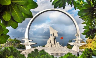 Bên tượng đài những anh hùng biển cả