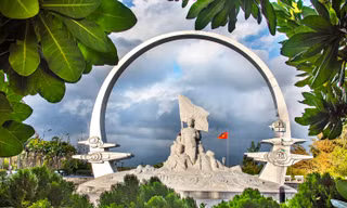 Bên tượng đài những anh hùng biển cả