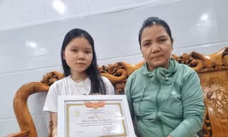 Vợ và con gái cựu binh Gạc Ma Dương Văn Dũng. Ảnh: Thanh Hiền