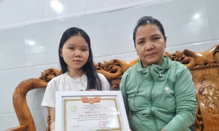 Vợ và con gái cựu binh Gạc Ma Dương Văn Dũng. Ảnh: Thanh Hiền