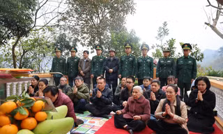 Tri ân những người lính Biên phòng đã hy sinh ở Hữu Nghị năm 1979. Ảnh: Duy Chiến