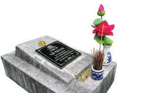 Phần mộ của liệt sỹ Lê Trung tại Nghĩa trang liệt sỹ Ba Dốc