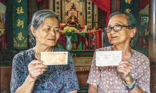 Cụ Nguyễn Thị Ngọc Anh (phải) và cụ Đặng Thị Trúc từng sử dụng Tín phiếu Ảnh: Lê Văn Chương 
