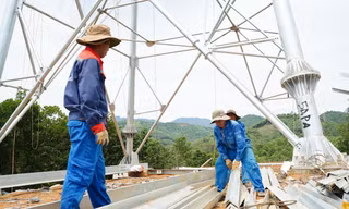 Công nhân thi công trên công trường móng cột 