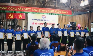 Tỉnh đoàn Đồng Tháp tặng quà cho 14 bạn sinh viên Trường Đại học Kinh tế - Tài chính TPHCM được kết nạp Đảng trong chiến dịch tình nguyện hè