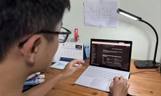 Sinh viên sử dụng AI phục vụ học tập Ảnh: NGHIÊM HUÊ 