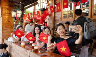 Bạn trẻ check-in ở quán cà phê đua trend yêu nước Ảnh: Trọng Tài 