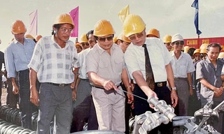 Thủ tướng Võ Văn Kiệt thị sát công trường thi công đường dây 500kV Bắc Nam mạch 1Ảnh: Tư liệu EVN 