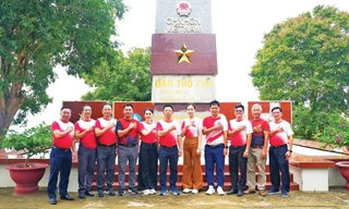 Đoàn công tác của báo Tiền Phong và Tổng công ty Điện lực miền Nam trước cột cờ chủ quyền trên đảo Thổ Chu