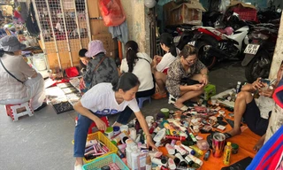 Những quầy hàng mỹ phẩm trên bạt nhựa bày bán đủ các loại mỹ phẩm “hiệu” giá bèo. Ảnh: U.P