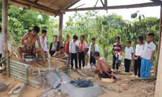 Các thợ rèn lớn tuổi dạy nghề cho các em nhỏ