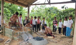 Các thợ rèn lớn tuổi dạy nghề cho các em nhỏ