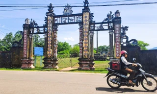 Dấu tích kinh thành xưa. Ảnh: Trương Định