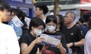 Thí sinh tìm hiểu thông tin đăng kí nguyện vọng năm 2025. Ảnh: NHƯ Ý