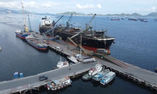 Khánh Hòa sở hữu nhiều cảng nước sâu có thể tiếp nhận tàu trọng tải lớn. Trong ảnh là tàu lớn cập cảng Cam Ranh, tỉnh Khánh Hòa