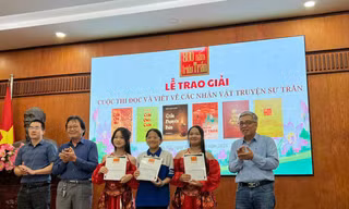 Nhà thơ Trần Thanh Cảnh (bìa phải) trao giải cho những người tham gia cuộc thi tìm hiểu tác phẩm của ông. Ảnh: NVCC